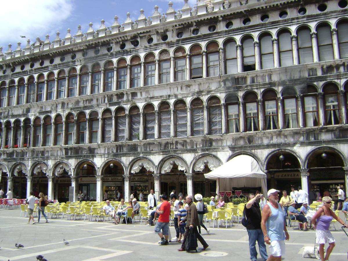 Les Anciennes Procuraties (Procuratie Vecchie), sur la place Saint Marc, à Venise 
