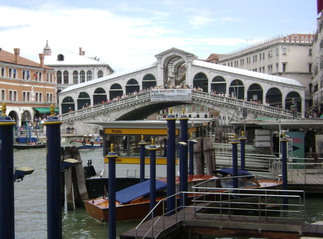 Le pont Rialto, sur le Grand Canal 