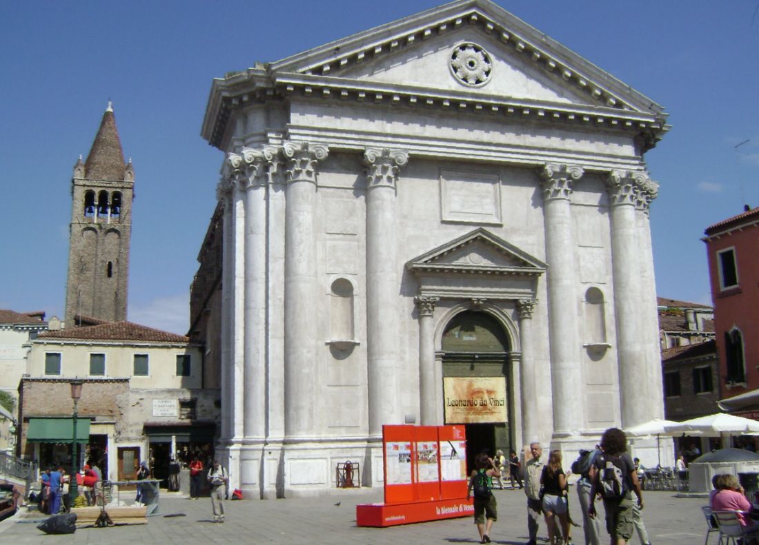 La façade de l'église de San Barnaba, à Venise 