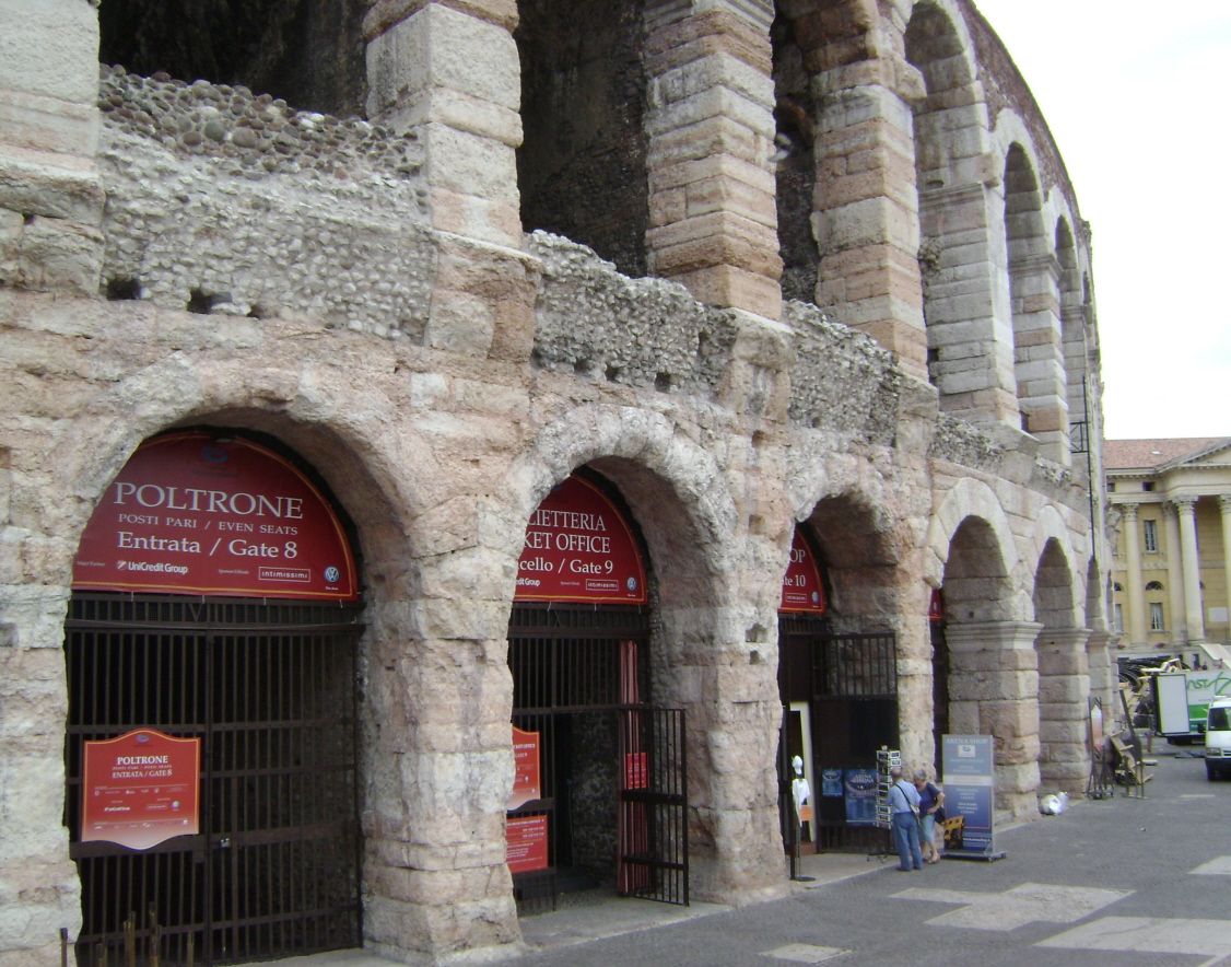 Les arcades extérieures des arênes de Vérone (Vénétie) 