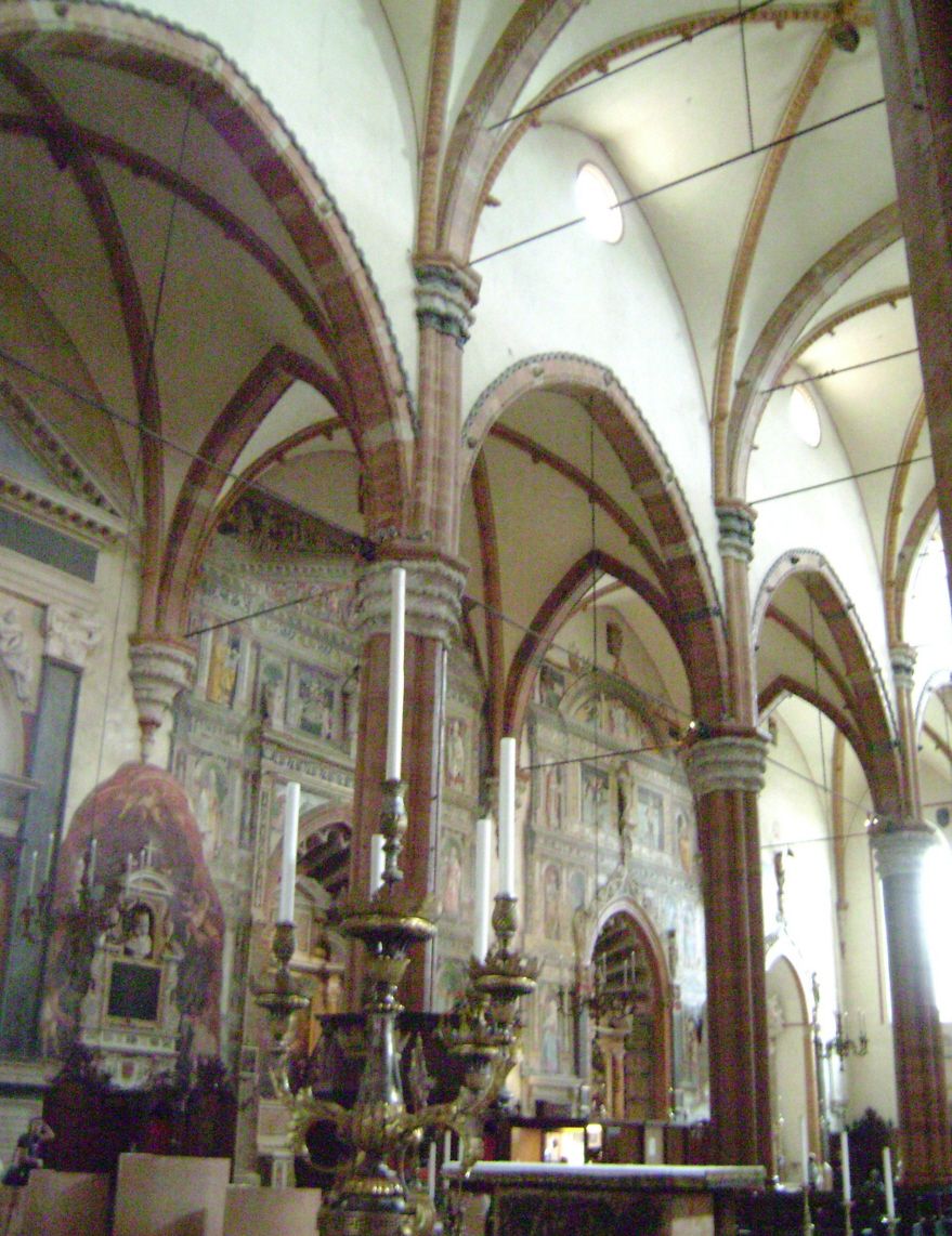 L'intérieur et les voûtes de la cathédrale Santa Maria Matricolare de Vérone 