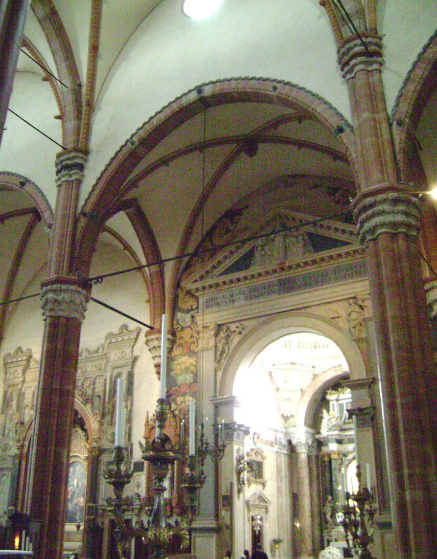 L'intérieur et les voûtes de la cathédrale Santa Maria Matricolare de Vérone 