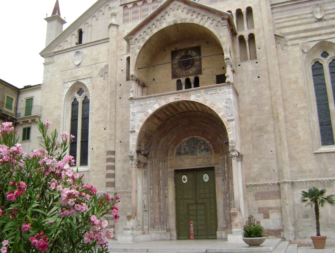 La façade et les portails de la cathédrale Santa Maria Matricolare de Vérone 