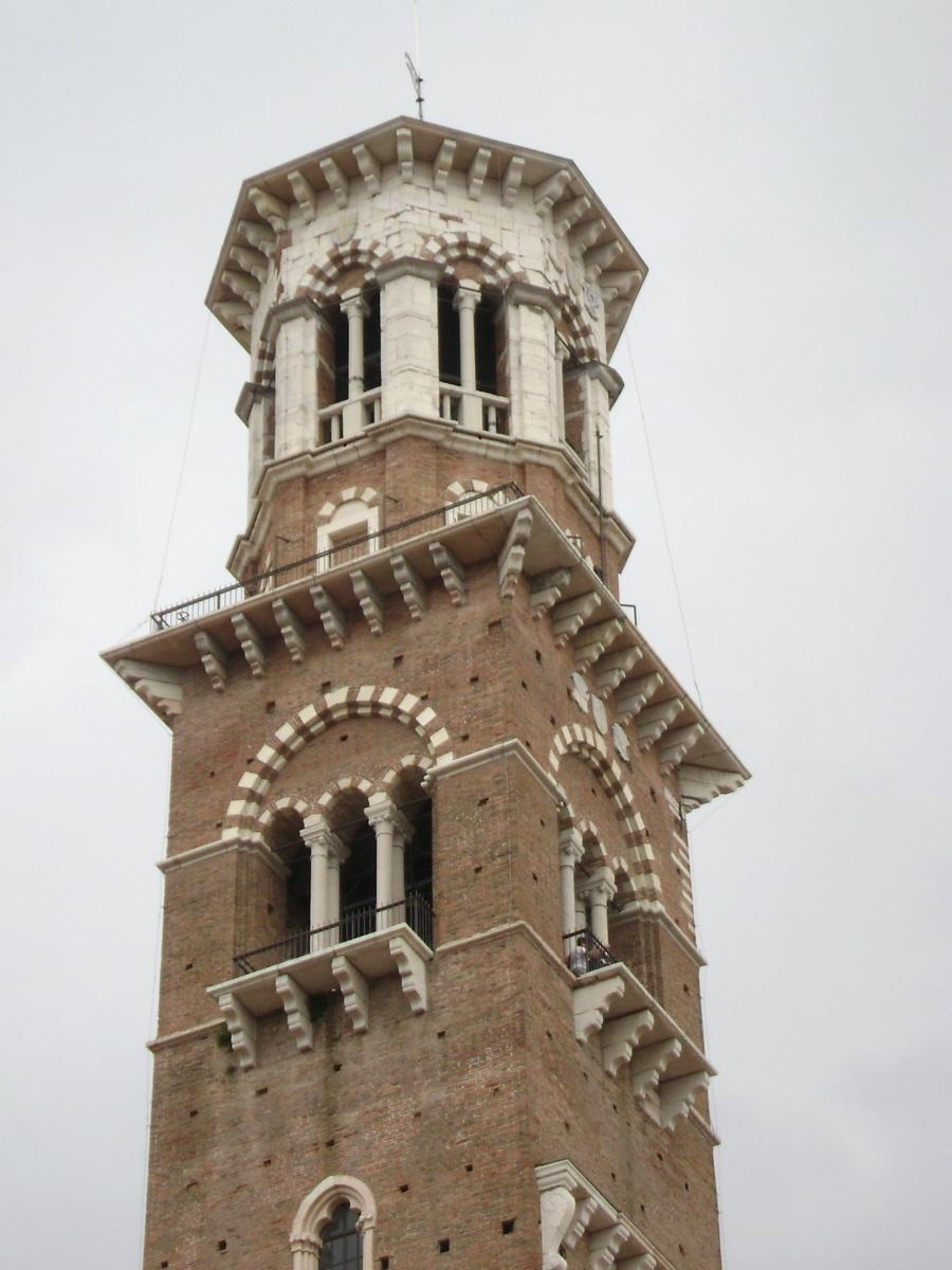 La tour des Lamberti, qui domine le palazzo della Ragione, sur un côté de la piazza delle Erbe, à Vérone 