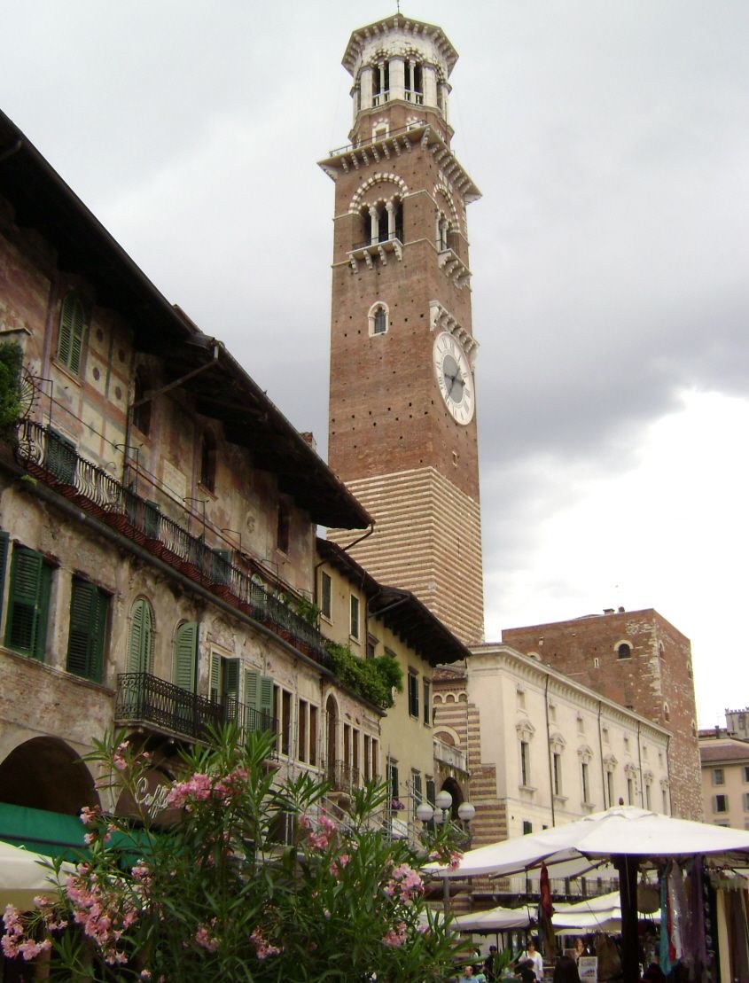 La tour des Lamberti, qui domine le palazzo della Ragione, sur un côté de la piazza delle Erbe, à Vérone 