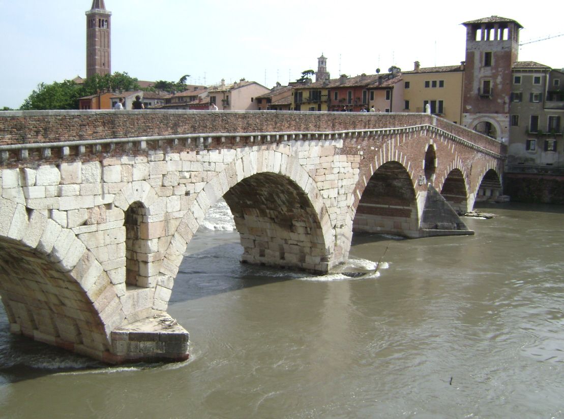 Le Ponte Pietra, sur l'Adige, à Vérone 