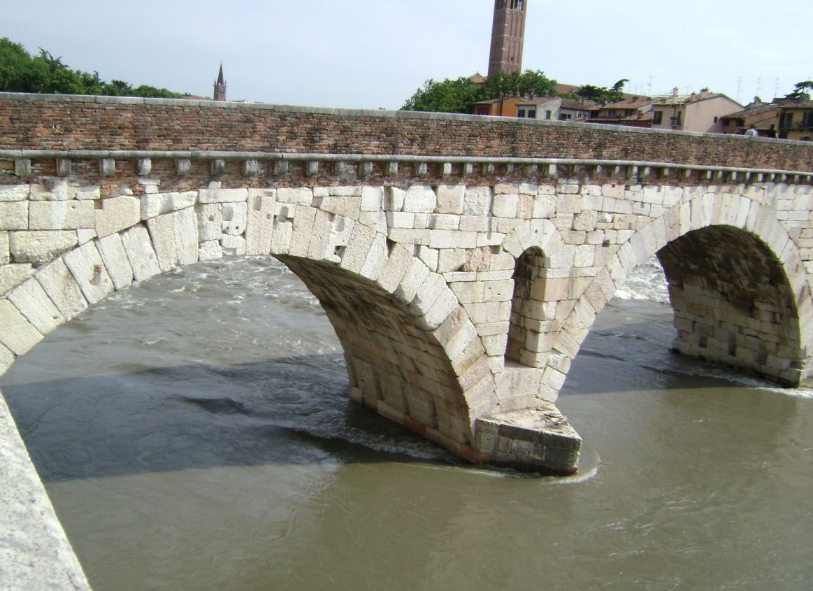Le Ponte Pietra, sur l'Adige, à Vérone 