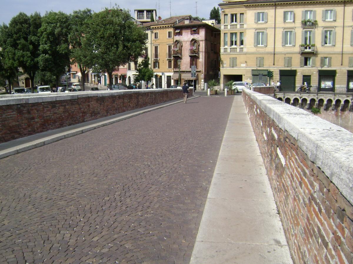 Le tablier du Ponte Pietra, sur l'Adige, à Vérone 