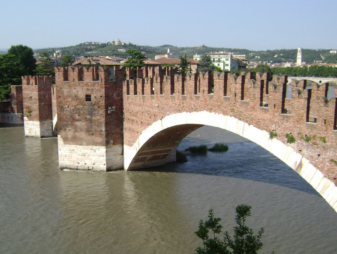 Le pont Scaliger, sur l'Adige, à Vérone, situé derrière le Castello vecchio 