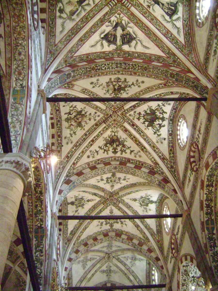 L'intérieur et les voûtes de l'église Santa Anastasia de Vérone, la plus vaste de la ville 