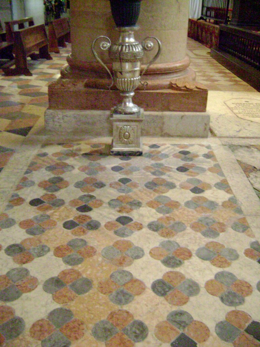 L'intérieur et les voûtes de l'église Santa Anastasia de Vérone, la plus vaste de la ville 