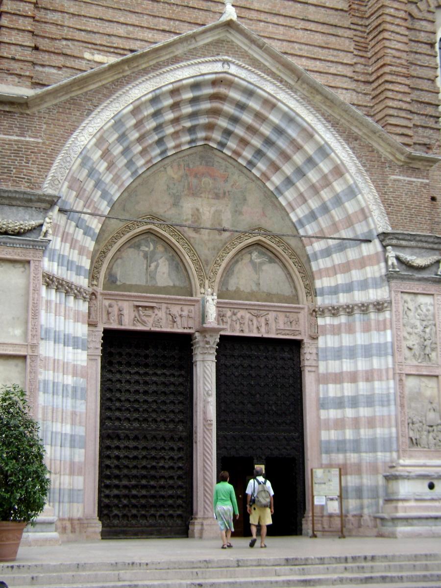 La façade et le portail de l'église Santa Anastasia, à Vérone 