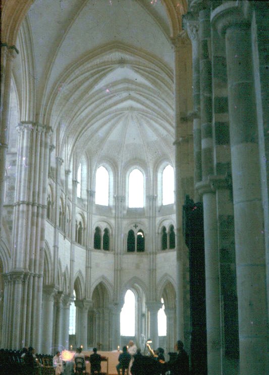 Fiche média no. 22730 Le choeur et une partie de la nef de la basilique de Vézelay (Yonne). Suite à un incendie ayant ravagé le choeur roman dédicacé en 1104, la nef actuelle et la façade sont construites à partir de 1120; la nef romane est achevée en 1140, le narthex est construit entre 1145 et 1150 et la 2e partie de la nef et le choeur gothiques sont construits entre 1185 et 1190