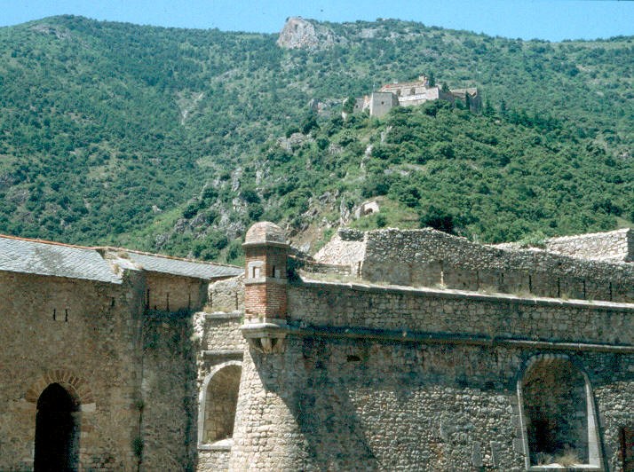 Vue partielle des remparts de Villefranche-de-Conflent avec, en arrière-plan, le castelet dû à Vauban (17e s.) 
