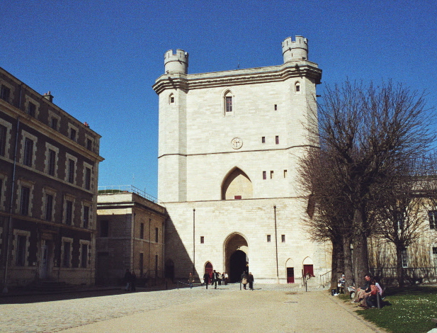 La porte nord, l'entrée, l'enceinte et la tour du donjon de Vincennes 
