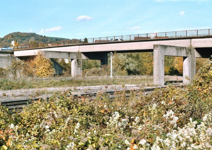 Le pont de Vitry-sur-Orne (Moselle) surplombant le chemin de fer et l'Orne 