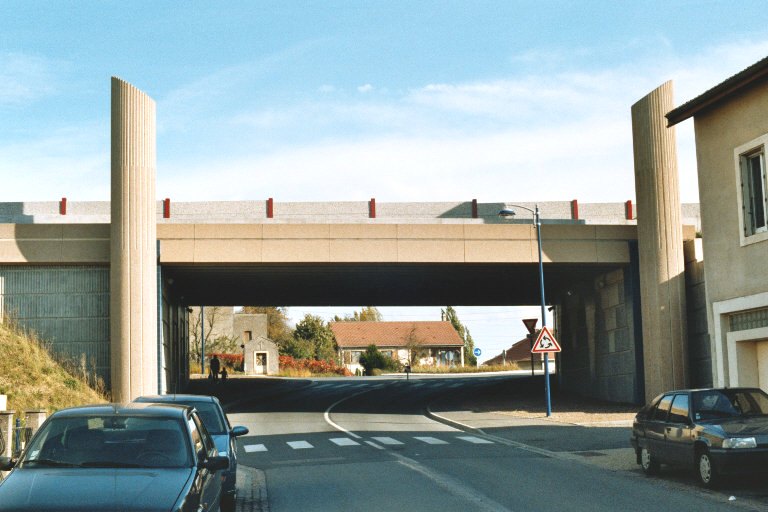Le pont de la nouvelle voie rapide N52 à l'entrée de Vitry-sur-Orne (Moselle), achevé en 2004 