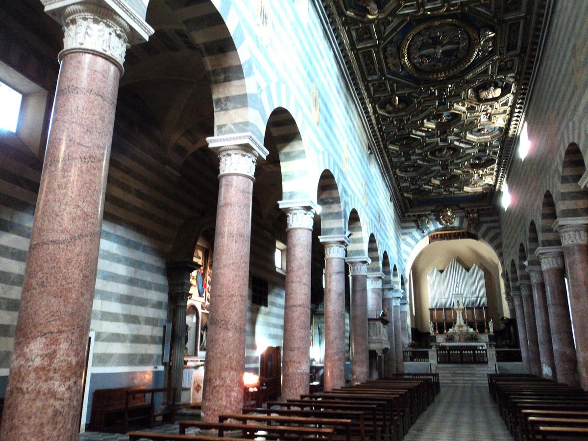 L'intérieur et les plafonds de la cathédrale Santa Maria Assunta de Volterra (Toscane) 