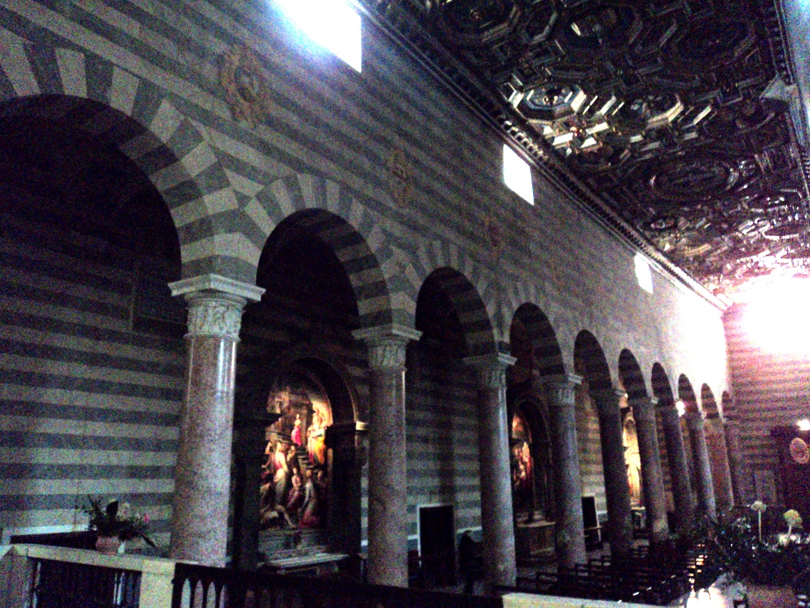 L'intérieur et les plafonds de la cathédrale Santa Maria Assunta de Volterra (Toscane) 