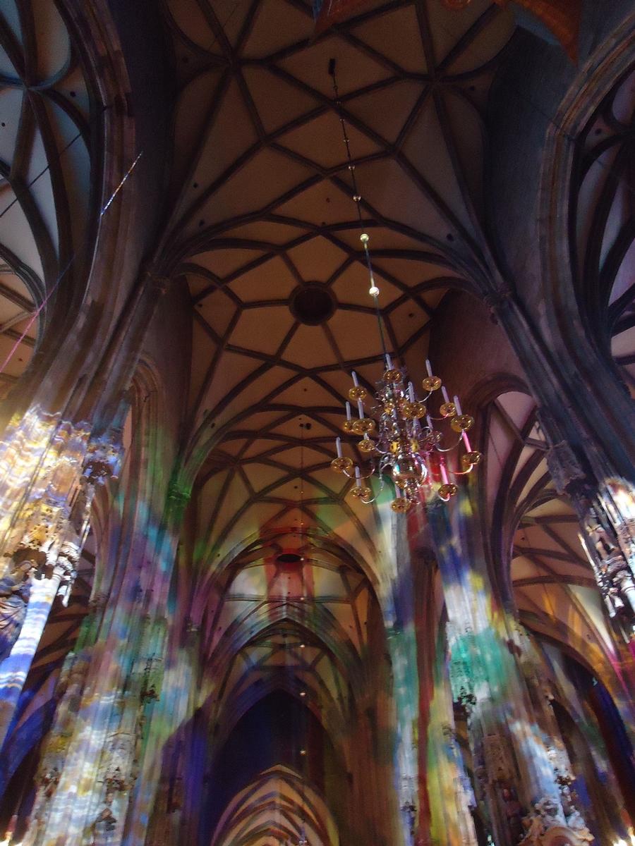 Les voûtes et l'intérieur de la cathédrale Saint Etienne 