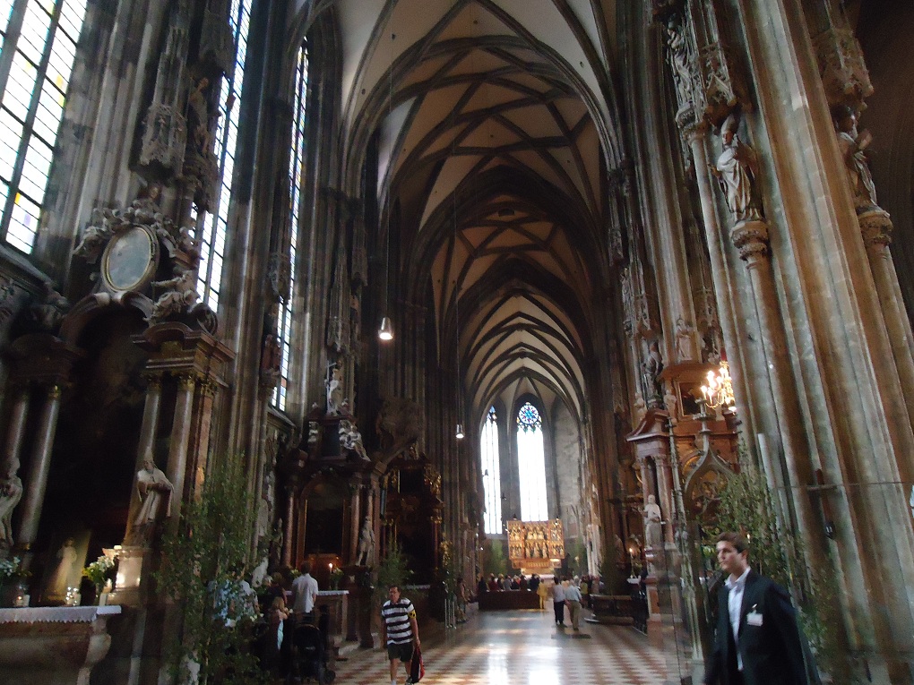 Les voûtes et l'intérieur de la cathédrale Saint Etienne 