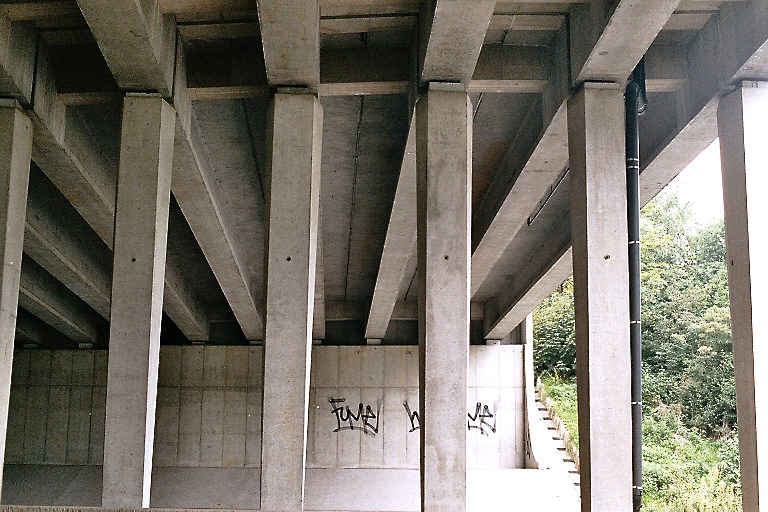 Détail des piliers du pont de l'E411 sur la N238 à Wavre 