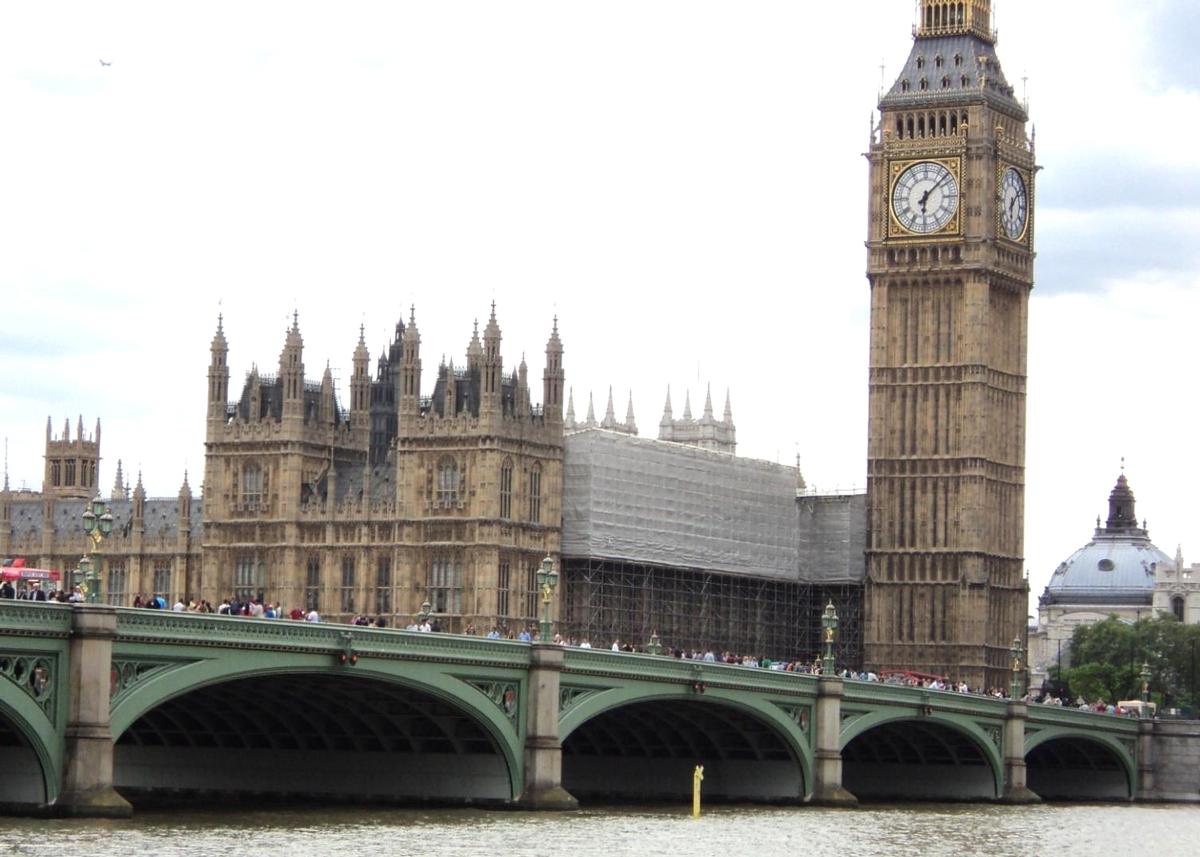 Westminster bridge (Greater London), avec, en arrière-plan, les bâtiments du Parlement britannique 
