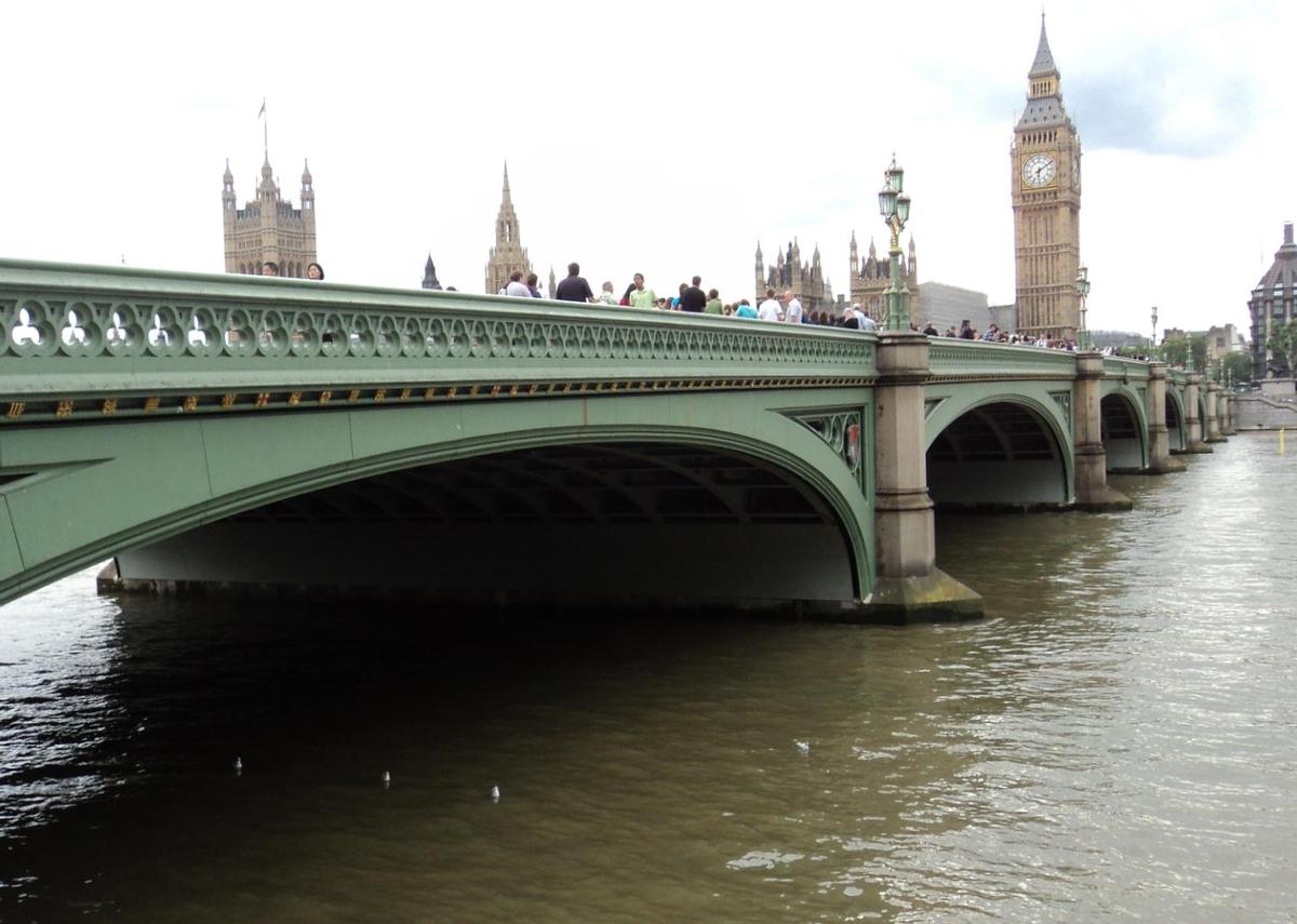 Westminster bridge (Greater London), avec, en arrière-plan, les bâtiments du Parlement britannique 