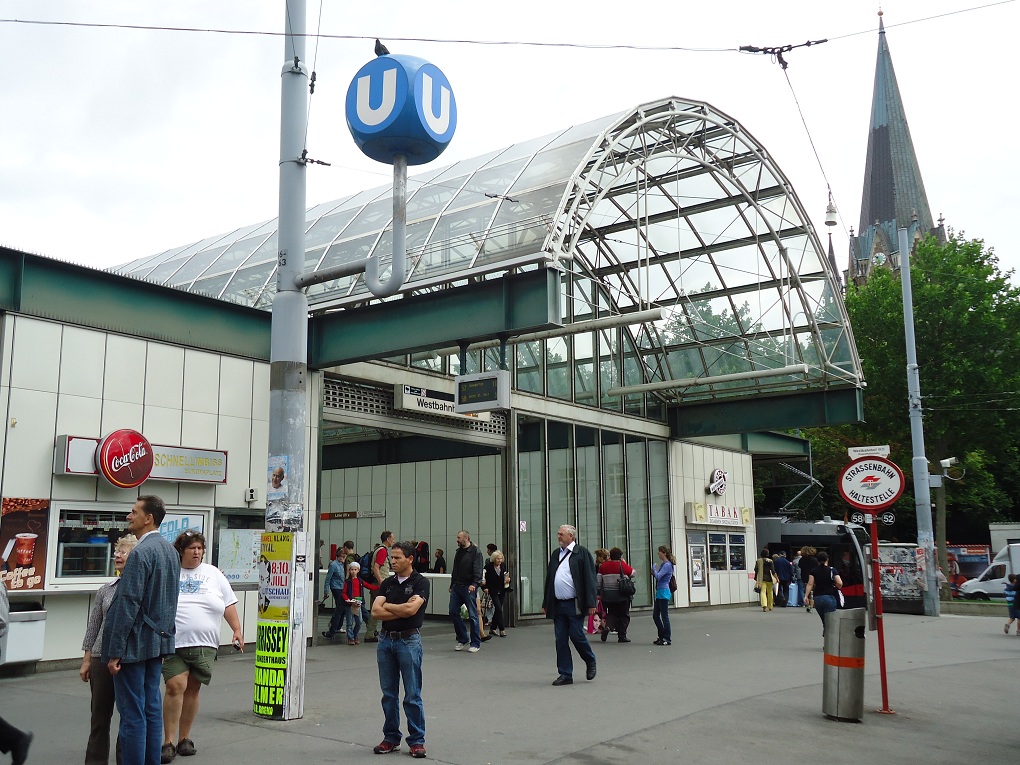 L'entrée de la station Westbahnhof du métro U3, à Mariahilf 