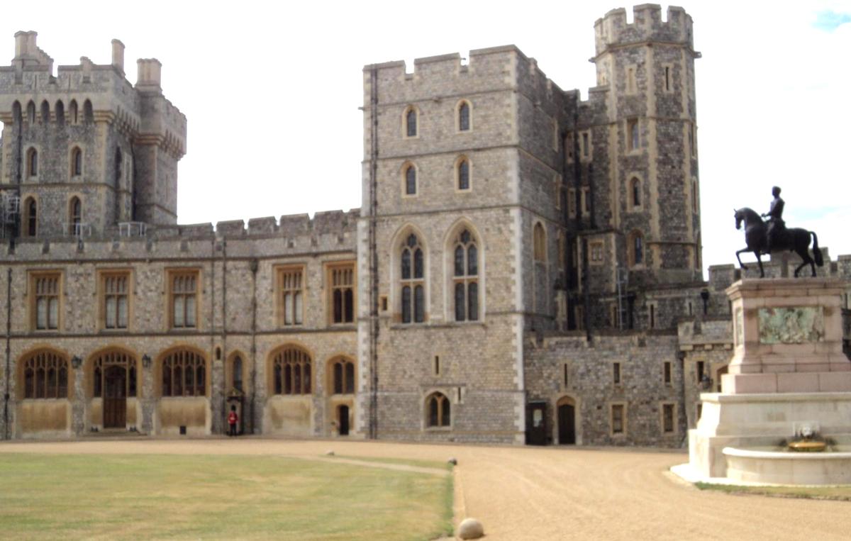 Château de Windsor Les bâtiments du côté sud de la Haute Cour du château de Windsor, dont la porte du roi Georges IV flanquée des tours d'York et de Lancaster