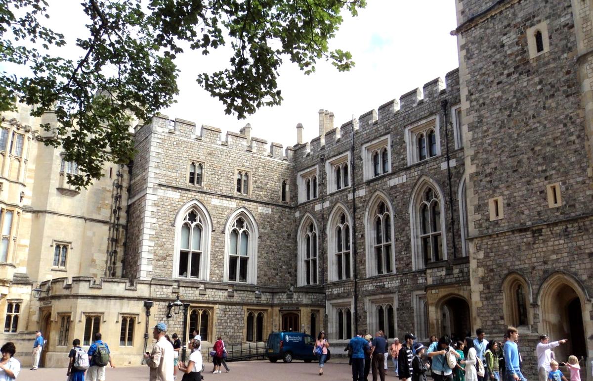 L'entrée officielle et les autres bâtiments des salons d'apparat du château de Windsor 