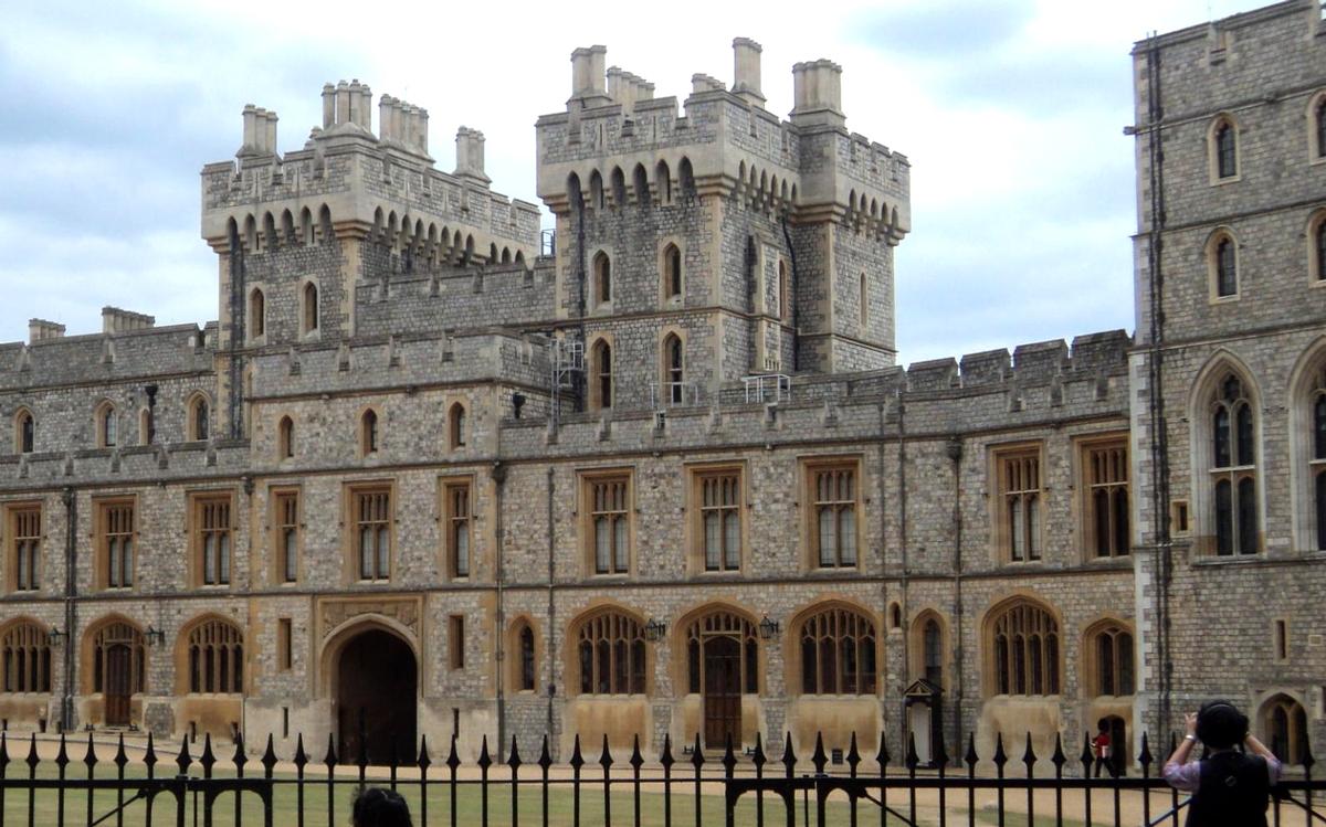 Château de Windsor Les bâtiments du côté sud de la Haute Cour du château de Windsor, dont la porte du roi Georges IV flanquée des tours d'York et de Lancaster