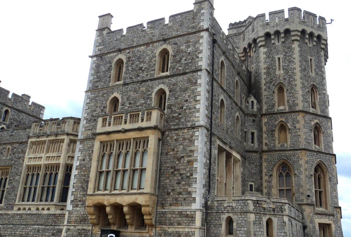 La façade orientale du château de Windsor, avec les tours (de droite à gauche) du Prince de Galles, Chester, Clarence et de la Reine 