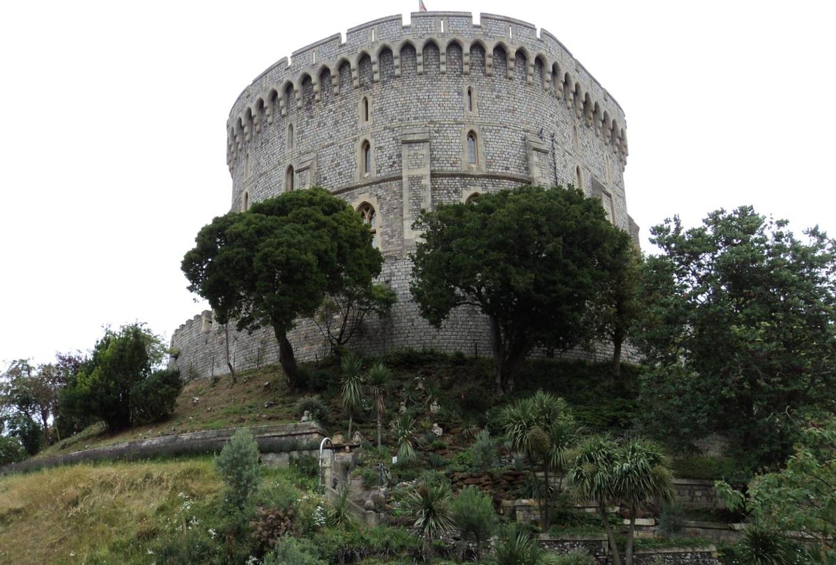 Fiche média no. 176456 La tour ronde, au centre du château de Windsor, est le noyau central de la forteresse d'origine; la partie inférieure date de 1170; elle n'est pas exactement ronde, son diamètre maximum fait 31 m
