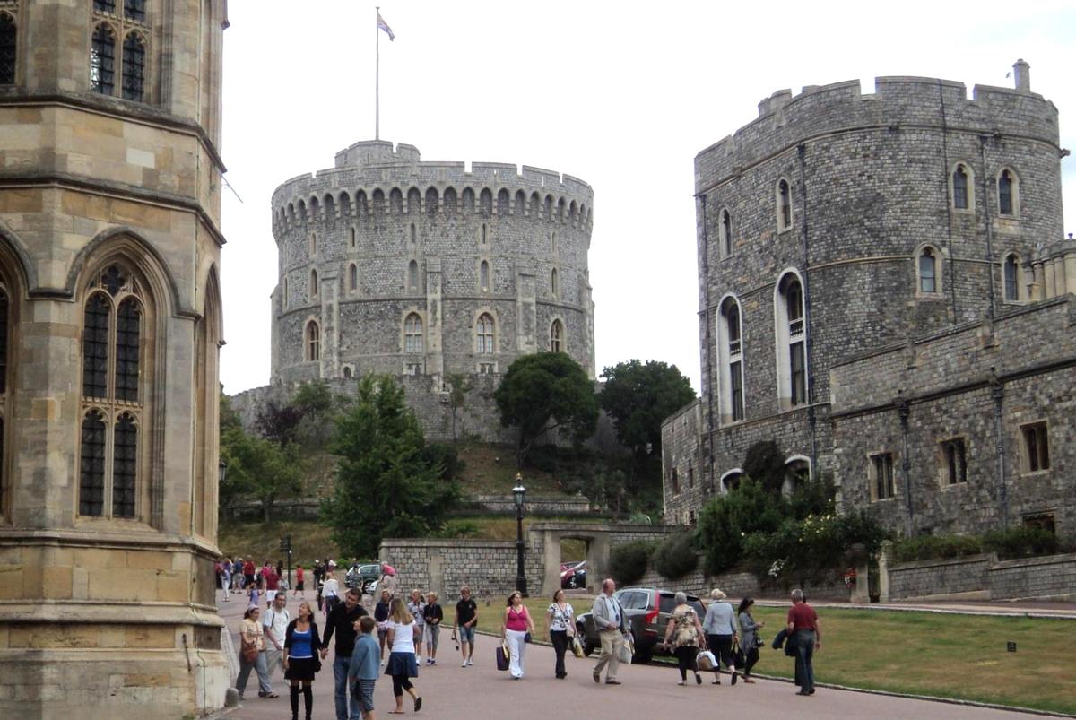 Fiche média no. 176458 La tour ronde, au centre du château de Windsor, est le noyau central de la forteresse d'origine; la partie inférieure date de 1170; elle n'est pas exactement ronde, son diamètre maximum fait 31 m
