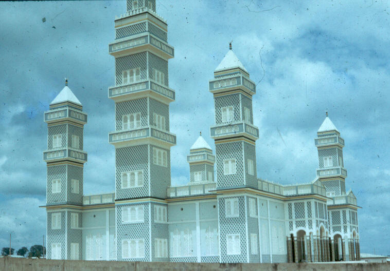 La mosquée (moderne) de Yamoussoukro, au centre de la Côte d'Ivoire 