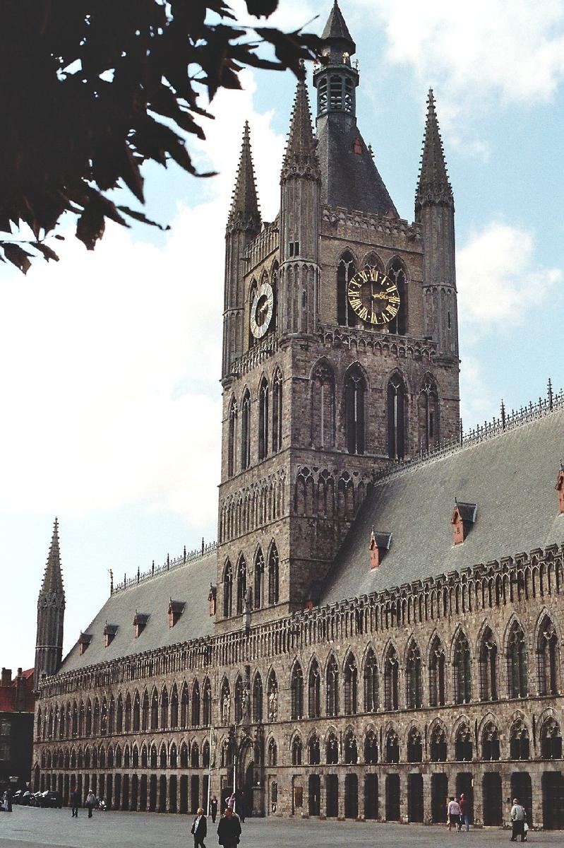 Fiche média no. 70716 Les halles aux draps et le beffroi d'Ypres (Ieper) en Flandre occidentale ont été érigés de 1260 à 1304, au temps de la splendeur de la cité drapière