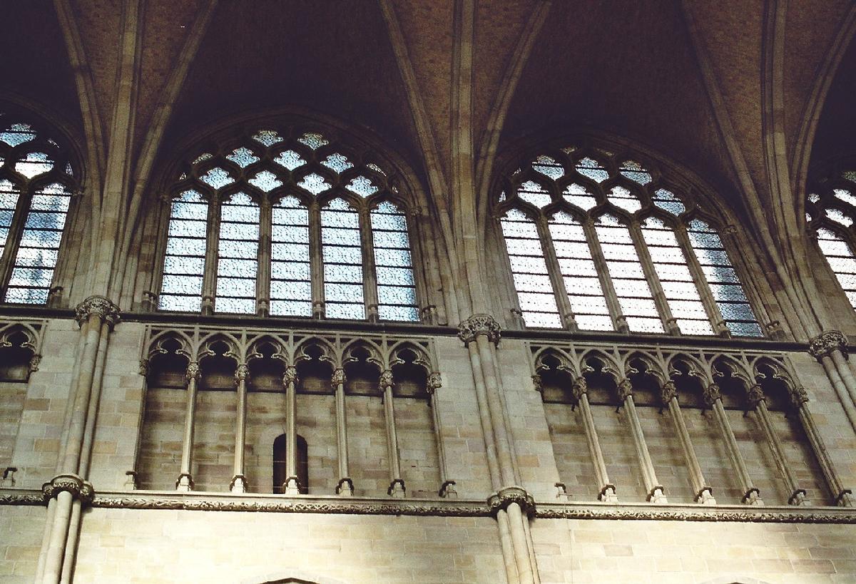 Fiche média no. 70729 L'intérieur et les voûtes de la cathédrale St Martin d'Ypres, reconstruite à l'identique du 13e siècle après les destruction de la première guerre mondiale