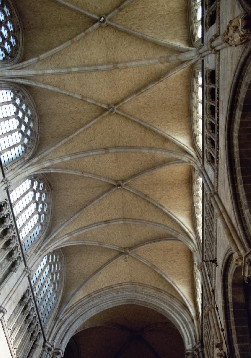 Fiche média no. 70730 L'intérieur et les voûtes de la cathédrale St Martin d'Ypres, reconstruite à l'identique du 13e siècle après les destruction de la première guerre mondiale