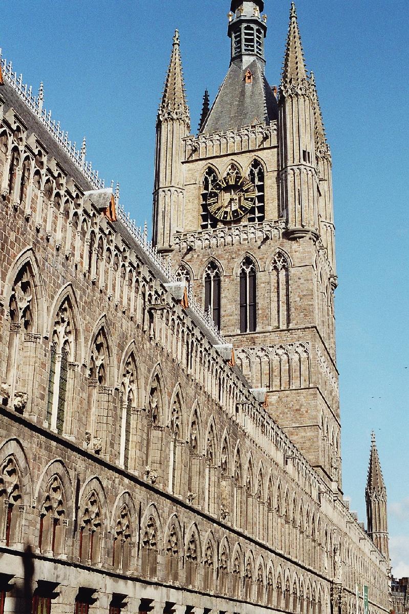 Fiche média no. 70719 Les halles aux draps et le beffroi d'Ypres (Ieper) en Flandre occidentale ont été érigés de 1260 à 1304, au temps de la splendeur de la cité drapière