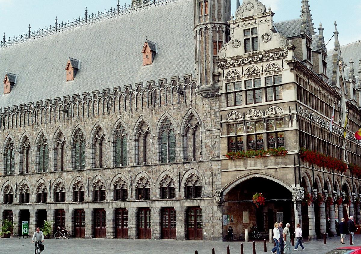 Le Nieuwerck, élégant bâtiment Renaissance (17e siècle), sur la Grand Place d'Ypres, abrite les services de la mairie 