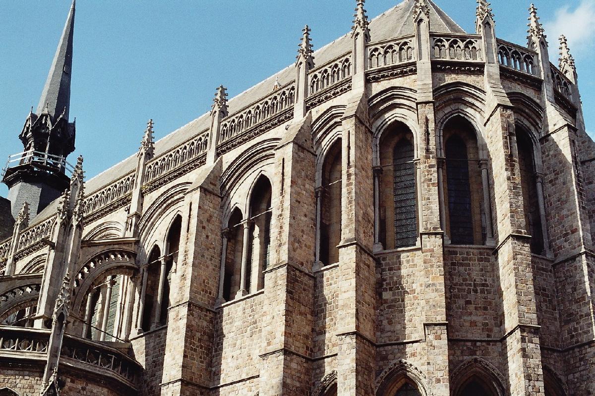 Fiche média no. 70723 Le bas-côté sud et le chevet de la cathédrale Saint Martin d'Ypres (Ieper), construite au 13e siècle en style gothique, détruite en 1914-1918 et reconstruite selon les plans primitifs après 1920