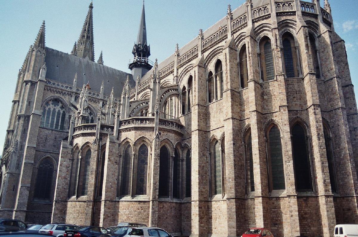 Fiche média no. 70722 Le bas-côté sud et le chevet de la cathédrale Saint Martin d'Ypres (Ieper), construite au 13e siècle en style gothique, détruite en 1914-1918 et reconstruite selon les plans primitifs après 1920