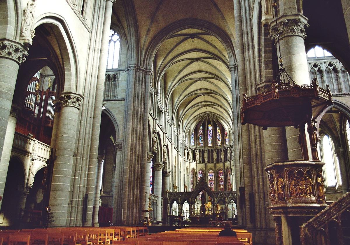Fiche média no. 70727 L'intérieur et les voûtes de la cathédrale St Martin d'Ypres, reconstruite à l'identique du 13e siècle après les destruction de la première guerre mondiale
