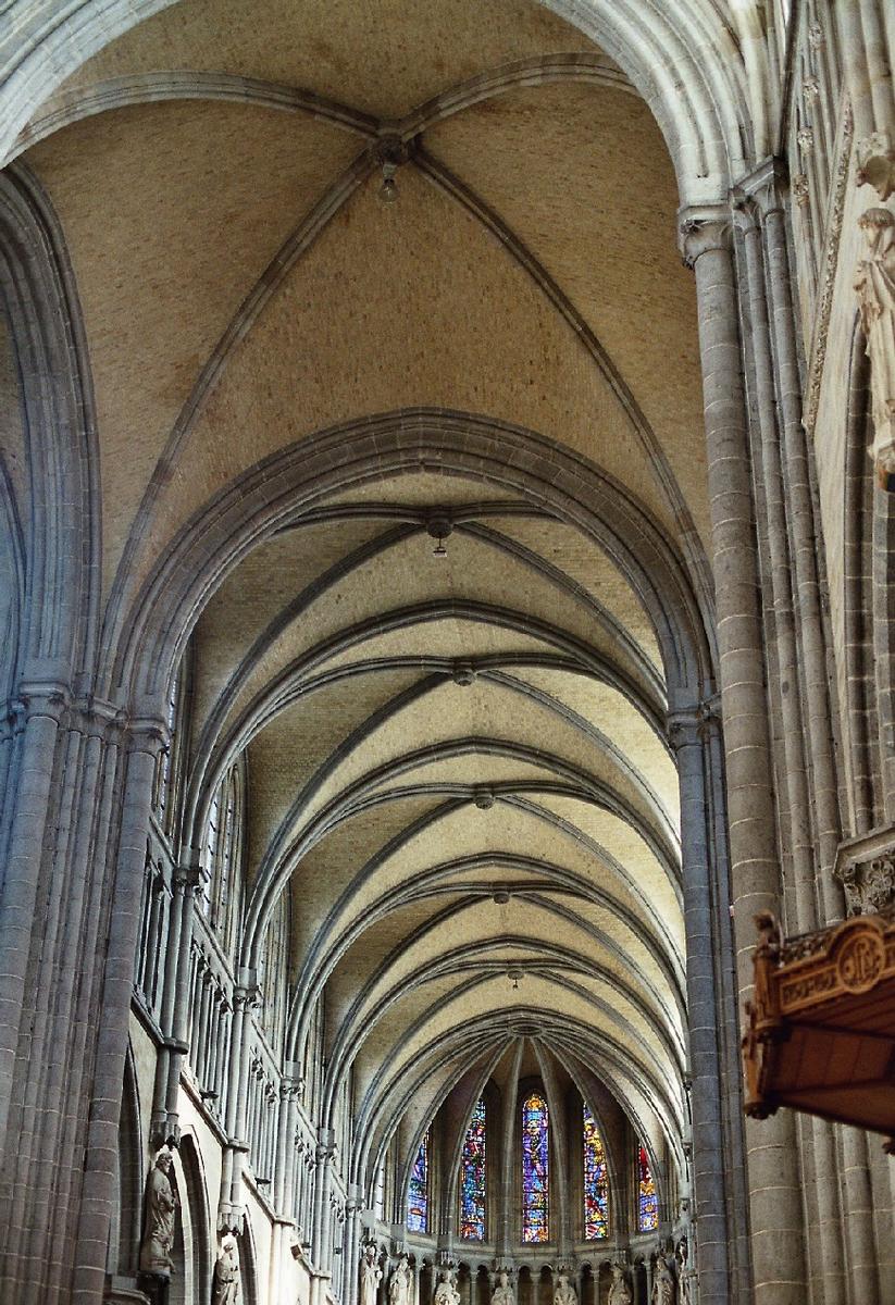 Fiche média no. 70728 L'intérieur et les voûtes de la cathédrale St Martin d'Ypres, reconstruite à l'identique du 13e siècle après les destruction de la première guerre mondiale