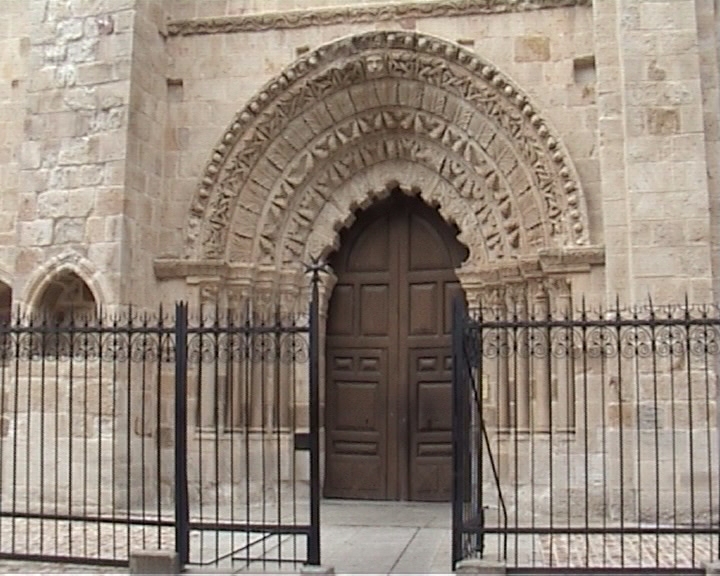Le portail roman de l'église de la Magdalena à Zamora 