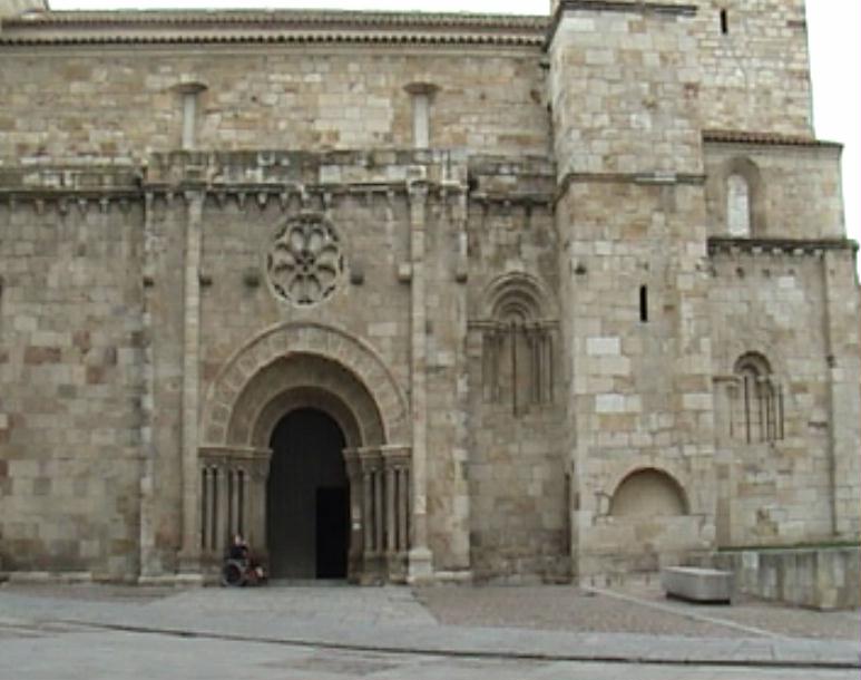 Le portail sud (roman) de l'église San Juan de Zamora 