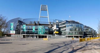 Das Bremer Weser-Stadion mit Photovoltaikanlage in der umlaufenden Fassade 