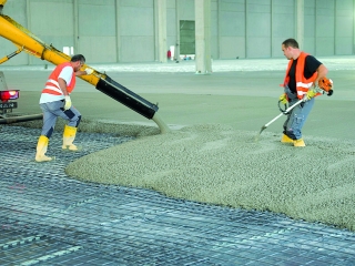 Einbringen des Betons in einen Industriefusboden 