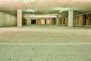 Kathodischer Korrosionsschutz im 1. Untergeschoss: Titangitteranoden am Boden, Stabanoden in der Decke 